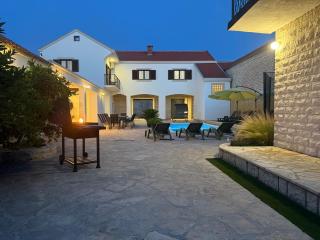 Two Villas with Pool and Jacuzzi, Villa Marin, Pridraga - Pridraga - 3
