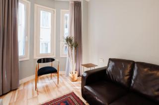 Stylish Flat with Balcony Near Central Avenue - Istanbul - 0