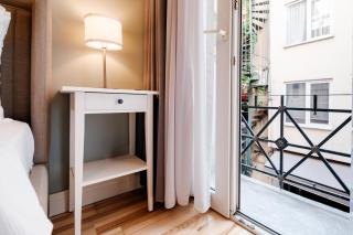 Stylish Flat with Balcony Near Central Avenue - Istanbul - 1