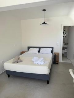 Minimal Cream Apartment Pool-front in Paros - 9