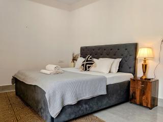 Oji's Homestay - Aesthetic Quite Mountain View AC Rooms With Kitchen, Fridge Near Laxman Jhula - 6