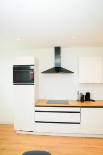 Modern 1BR & 1LR Apartment, 10 min Walk to City Center - Gand - 4