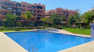 Comfortable poolside apartment near city center - 0