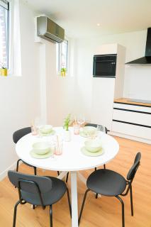 Modern 1BR & 1LR Apartment, 10 min Walk to City Center - Gand - 3