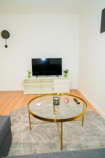 Modern 1BR & 1LR Apartment, 10 min Walk to City Center - Gand - 1