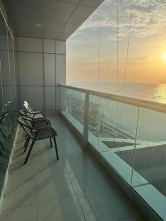 Luxury Beachfront Apartment with Sea Views - Ajman - 9