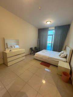 Luxury Beachfront Apartment with Sea Views - Ajman - 4