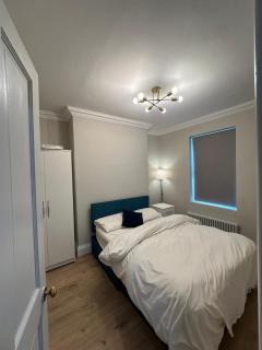 Spacious 4BR Home In Greenwich - Plumstead - 2