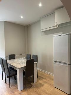 Spacious 4BR Home In Greenwich - Plumstead - 1