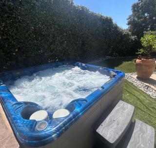 4 Bed-Sleeps 8-Private Pool-HotTub-AirCon - La Garonnette-Plage - 3
