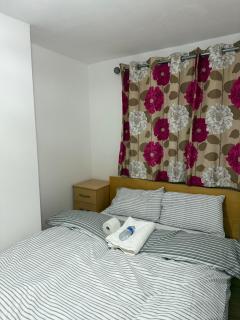 Stylish double bed - Central Dartford - Moffat - 3