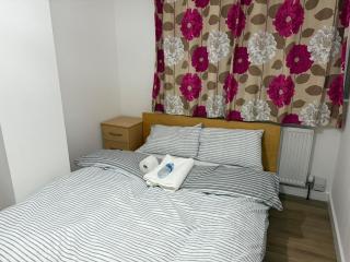 Stylish double bed - Central Dartford - Moffat - 2