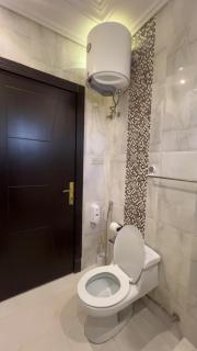 شقة سكنية راقية بغرفة ماستر وغرفة نوم إضافية في موقع حيوي قريب من الخدمات - Riyad - 6