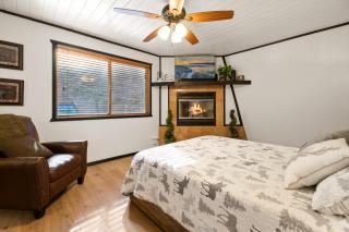 Walk to Ski Slopes, Hot Tub, Fast WiFi, 2 Parking, Fenced Yard, Wash & Dryer, Fire Pit, Pet Friendly, BBQ, Hike, Golf, Zoo - 2