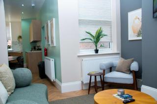 Sleeps 14 The Old Trafford Family Zen by Genesis Living - Manchester - 7