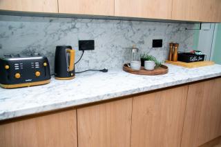 Sleeps 14 The Old Trafford Family Zen by Genesis Living - Manchester - 2