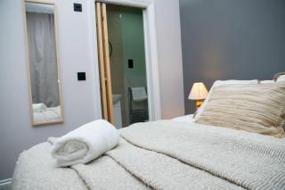 Sleeps 14 The Old Trafford Family Zen by Genesis Living - Manchester - 5