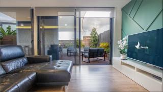 The Jolie - A Retreat in the City in an Entire House - 1