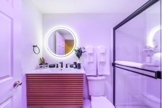 Modern Chic Retreat Luxe Comfort and Style - Omaha - 9
