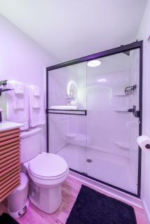Modern Chic Retreat Luxe Comfort and Style - Omaha - 8