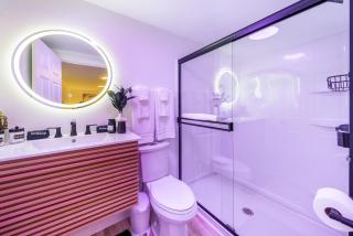Modern Chic Retreat Luxe Comfort and Style - Omaha - 7