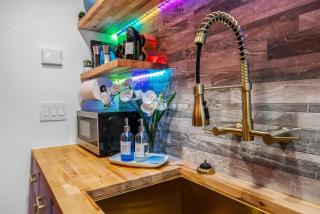 Modern Chic Retreat Luxe Comfort and Style - Omaha - 3
