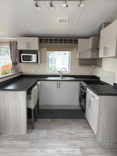 2 Bed, 2 Bathroom, modern Caravan with Sea views! - Lytchett Minster - 1