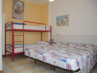One-bedroom flat with balcony and AC - 8