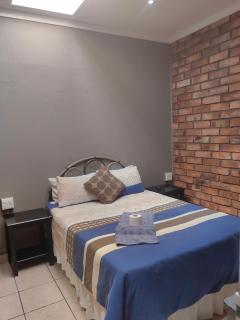 The Golden Palace Guesthouse - Balfour - 6