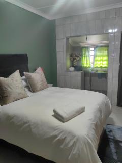 The Golden Palace Guesthouse - Balfour - 2