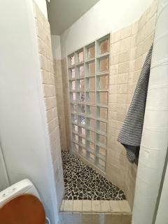 Central & Stylish 3-person Apt I 5 Min to Metro - 4