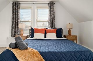 Whole House Near NYC and Transit with Game Room Fire Pit and King Bed - New Rochelle - 1