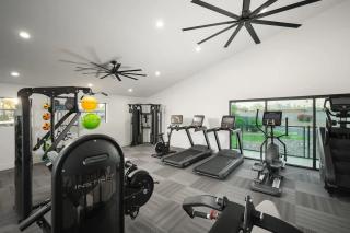 Modern 2BD - Parking, Gym, Pool - Sleeps 8 - 5 Min Casino - 8