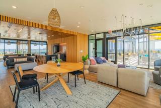 Detailed 2BD, HighRise DT, Pool, Gym, Parking, Sleeps 5 - 6