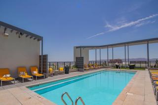 Detailed 2BD, HighRise DT, Pool, Gym, Parking, Sleeps 5 - 5