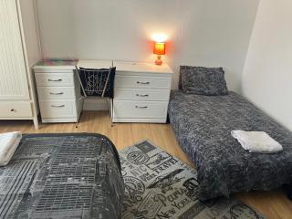 Comfy rooms. Shared East London Homestay. - London - 4