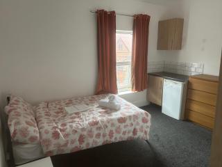 Cosy 4 Bedroom Walsall House - Free WiFi & Parking - Bescot - 0