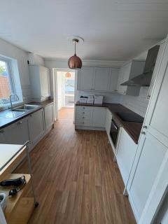 Spacious 4-Bed Home R&B STAYS Welcomes You - Eastbourne - 0