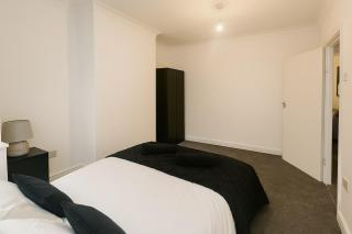 Modern 4BR Home in Dudley - Netherton - 6