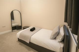 Modern 4BR Home in Dudley - Netherton - 4
