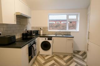 Modern 4BR Home in Dudley - Netherton - 8