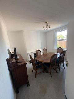 Spacious 4-Bed Home R&B STAYS Welcomes You - Eastbourne - 6