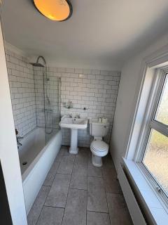 Spacious 4-Bed Home R&B STAYS Welcomes You - Eastbourne - 7