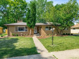 Entertainment Haven w Firepit, Games & Fenced Yard - Janesville - 5