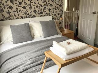 fAiRy DeLL Guesthouse, with cozy lockable rooms, tv, tea tray with choccies, free wifi and parking, 24hr check in, COA, all are welcome - Bradford - 6