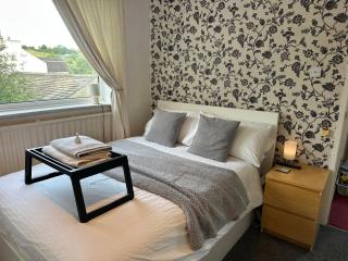 fAiRy DeLL Guesthouse, with cozy lockable rooms, tv, tea tray with choccies, free wifi and parking, 24hr check in, COA, all are welcome - Bradford - 7