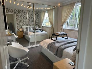 fAiRy DeLL Guesthouse, with cozy lockable rooms, tv, tea tray with choccies, free wifi and parking, 24hr check in, COA, all are welcome - Bradford - 8