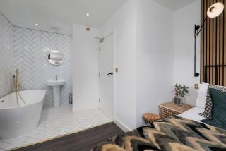 Free Parking The Quays- Sleeps 8 by Genesis Living - Manchester - 0