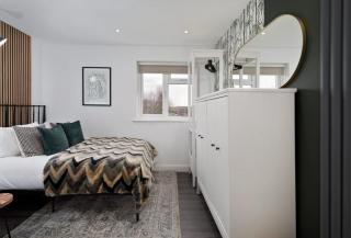 Free Parking The Quays- Sleeps 8 by Genesis Living - Manchester - 8
