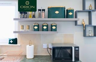 LUXE Townhouse - 4 Rooms, Fully Equipped, HOT-TUB, Games Room, EV Power Point, Centrally Located, Newly Renovated, LONGER STAYS and REDUCED PRICES Only by Visiting Orion Short Stays - Dundee - 1